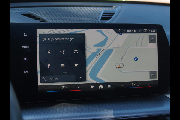BMW iX1 xDrive30 67 kWh Panoramadak | Camera | Sfeerverlichting | Apple Carplay | Sportstoelen | NL-Auto |