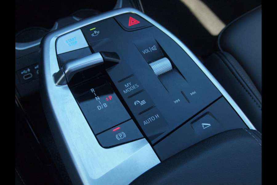 BMW iX1 xDrive30 67 kWh Panoramadak | Camera | Sfeerverlichting | Apple Carplay | Sportstoelen | NL-Auto |