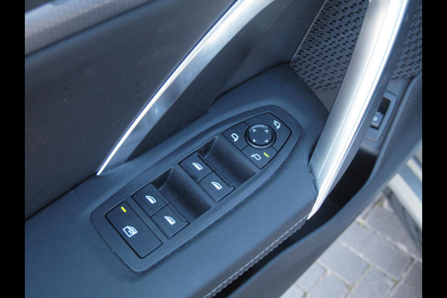 BMW iX1 xDrive30 67 kWh Panoramadak | Camera | Sfeerverlichting | Apple Carplay | Sportstoelen | NL-Auto |