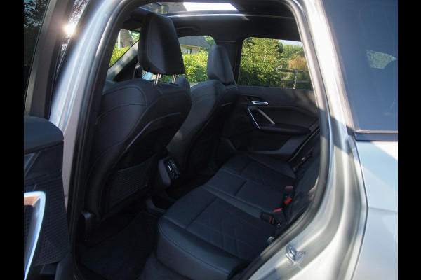 BMW iX1 xDrive30 67 kWh Panoramadak | Camera | Sfeerverlichting | Apple Carplay | Sportstoelen | NL-Auto |