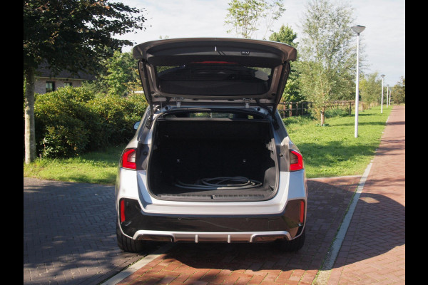 BMW iX1 xDrive30 67 kWh Panoramadak | Camera | Sfeerverlichting | Apple Carplay | Sportstoelen | NL-Auto |