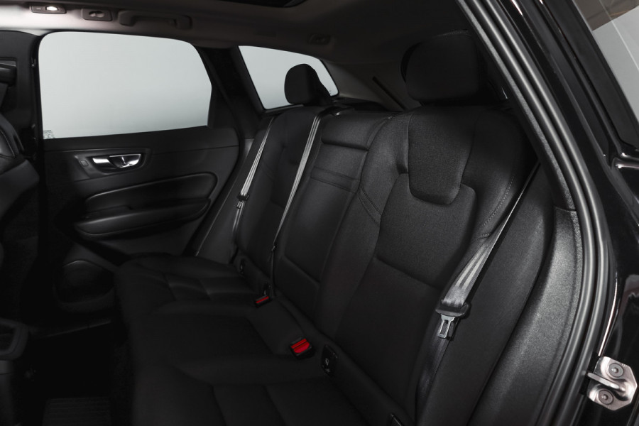 Volvo XC60 2.0 Recharge T6 AWD Business Pro | S/K Panodak | Elek. Trekhaak | Dig.Cockpit | Adapt.Cruise | Stoel-+Stuurverw. | Camera | PDC | NAV+App.Connect | Auto.Airco | LM 18" |