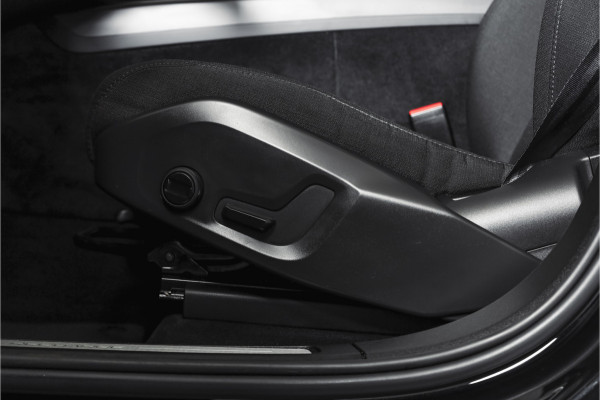 Volvo XC60 2.0 Recharge T6 AWD Business Pro | S/K Panodak | Elek. Trekhaak | Dig.Cockpit | Adapt.Cruise | Stoel-+Stuurverw. | Camera | PDC | NAV+App.Connect | Auto.Airco | LM 18" |