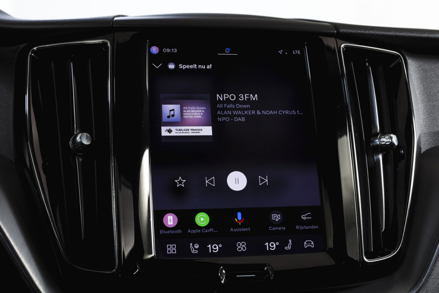 Volvo XC60 2.0 Recharge T6 AWD Business Pro | S/K Panodak | Elek. Trekhaak | Dig.Cockpit | Adapt.Cruise | Stoel-+Stuurverw. | Camera | PDC | NAV+App.Connect | Auto.Airco | LM 18" |