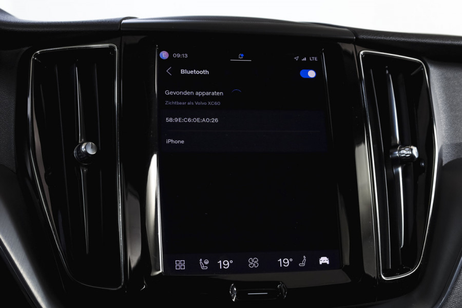 Volvo XC60 2.0 Recharge T6 AWD Business Pro | S/K Panodak | Elek. Trekhaak | Dig.Cockpit | Adapt.Cruise | Stoel-+Stuurverw. | Camera | PDC | NAV+App.Connect | Auto.Airco | LM 18" |