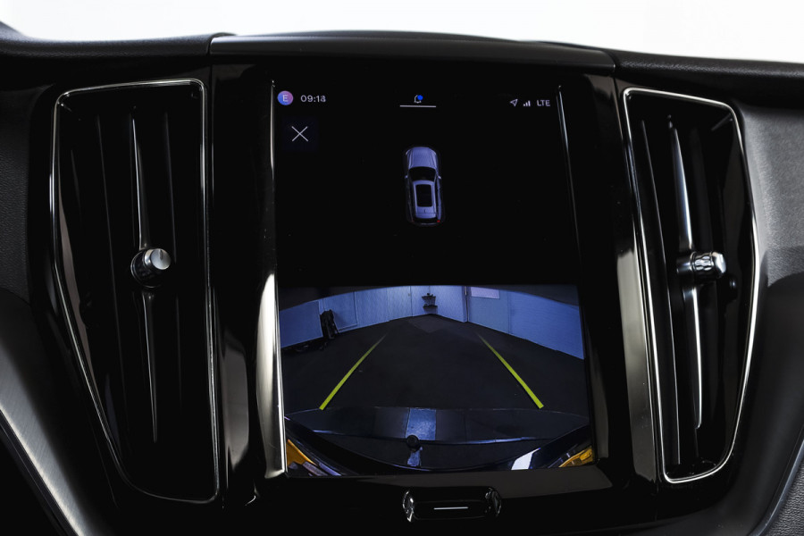Volvo XC60 2.0 Recharge T6 AWD Business Pro | S/K Panodak | Elek. Trekhaak | Dig.Cockpit | Adapt.Cruise | Stoel-+Stuurverw. | Camera | PDC | NAV+App.Connect | Auto.Airco | LM 18" |