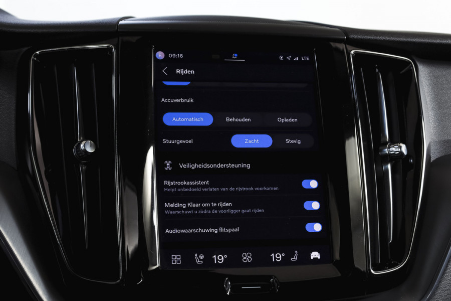 Volvo XC60 2.0 Recharge T6 AWD Business Pro | S/K Panodak | Elek. Trekhaak | Dig.Cockpit | Adapt.Cruise | Stoel-+Stuurverw. | Camera | PDC | NAV+App.Connect | Auto.Airco | LM 18" |