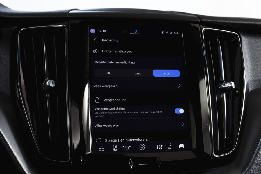 Volvo XC60 2.0 Recharge T6 AWD Business Pro | S/K Panodak | Elek. Trekhaak | Dig.Cockpit | Adapt.Cruise | Stoel-+Stuurverw. | Camera | PDC | NAV+App.Connect | Auto.Airco | LM 18" |