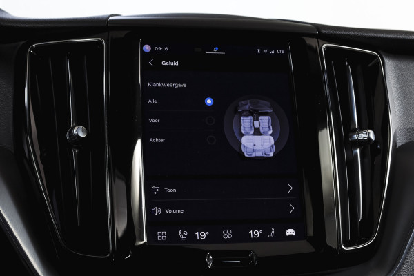 Volvo XC60 2.0 Recharge T6 AWD Business Pro | S/K Panodak | Elek. Trekhaak | Dig.Cockpit | Adapt.Cruise | Stoel-+Stuurverw. | Camera | PDC | NAV+App.Connect | Auto.Airco | LM 18" |
