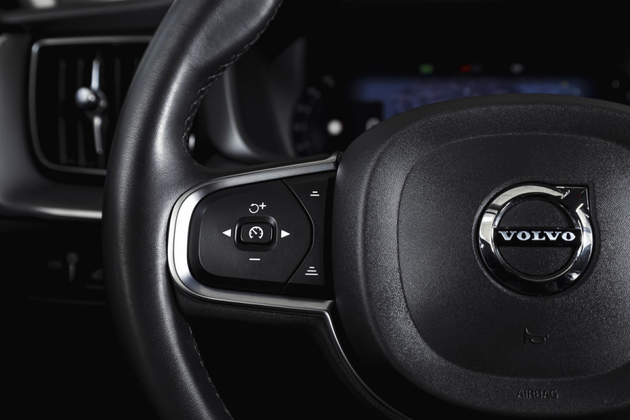 Volvo XC60 2.0 Recharge T6 AWD Business Pro | S/K Panodak | Elek. Trekhaak | Dig.Cockpit | Adapt.Cruise | Stoel-+Stuurverw. | Camera | PDC | NAV+App.Connect | Auto.Airco | LM 18" |