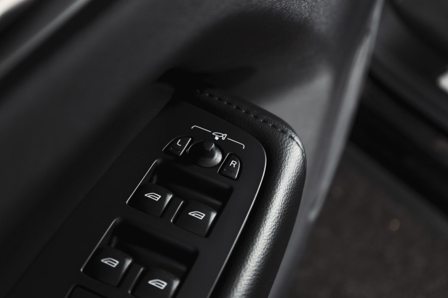 Volvo XC60 2.0 Recharge T6 AWD Business Pro | S/K Panodak | Elek. Trekhaak | Dig.Cockpit | Adapt.Cruise | Stoel-+Stuurverw. | Camera | PDC | NAV+App.Connect | Auto.Airco | LM 18" |