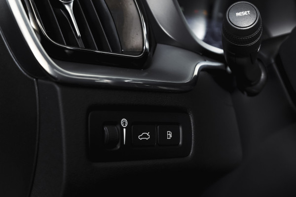 Volvo XC60 2.0 Recharge T6 AWD Business Pro | S/K Panodak | Elek. Trekhaak | Dig.Cockpit | Adapt.Cruise | Stoel-+Stuurverw. | Camera | PDC | NAV+App.Connect | Auto.Airco | LM 18" |