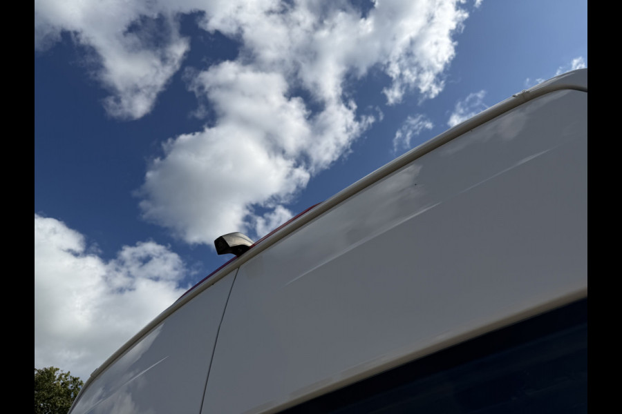 Volkswagen Crafter 35 2.0 TDI 177pk L3H3 ( L2H2 ) Comfortline / vaste prijs rijklaar € 23.950 ex btw / euro 6 / lease vanaf € 391 / dubbele schuifdeur / ramen rondom / airco / cruise / navi / camera !