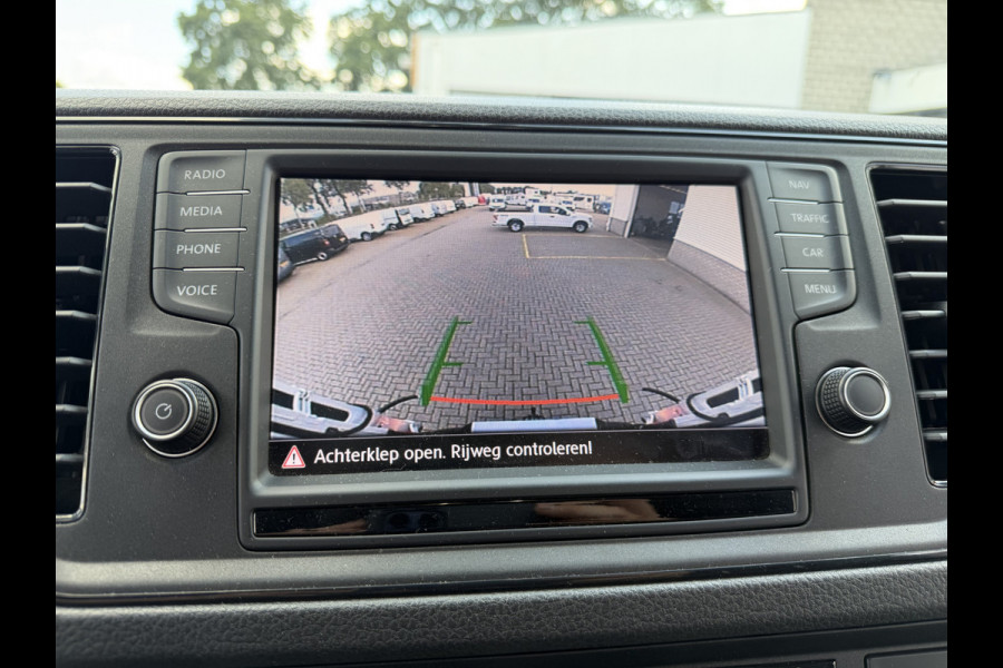 Volkswagen Crafter 35 2.0 TDI 177pk L3H3 ( L2H2 ) Comfortline / vaste prijs rijklaar € 23.950 ex btw / euro 6 / lease vanaf € 391 / dubbele schuifdeur / ramen rondom / airco / cruise / navi / camera !