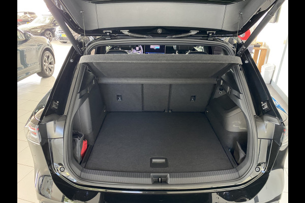 Volkswagen Tiguan 1.5 eHybrid R-Line Edition 272 PK Black-Style Panoramadak / Headup / Dynamic Light / harman-kardon / Trekhaak/ Leer / Massage stoelen