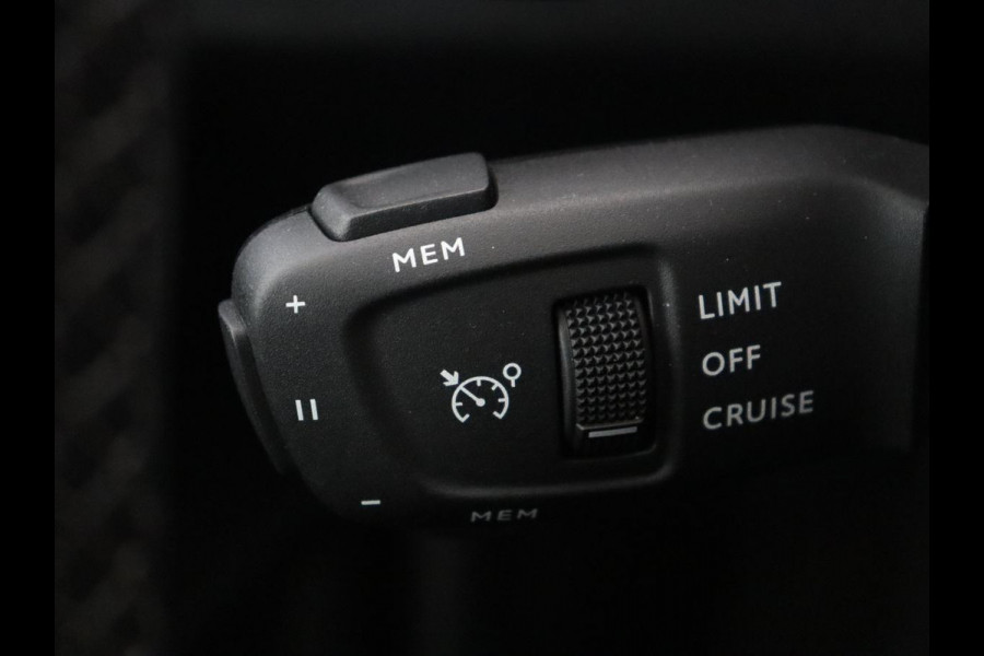 Peugeot 3008 1.6 HYbrid 225 Allure | SOH 97,8% | Half leder | Cruise control | Camera | Park assist | Carplay | Climate control | Full LED