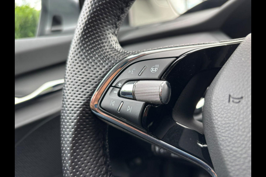 Škoda ENYAQ iV Business Edition 80 Design Selection Suite 204PK | SOH 94% | Wegklapbare Trekhaak | Warmtepomp | Navigatie | 360-Graden Camera | 20" LMV | Elektr. Klep