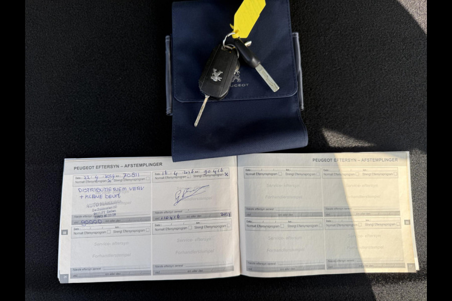 Peugeot 2008 1.2 PureTech Blue Lion 2e Eigenaar|Pano|Stoelverw|D-riem vv in 2024|Carplay|Camera|Cruise|Clima|PDC|APK tot 02-2027