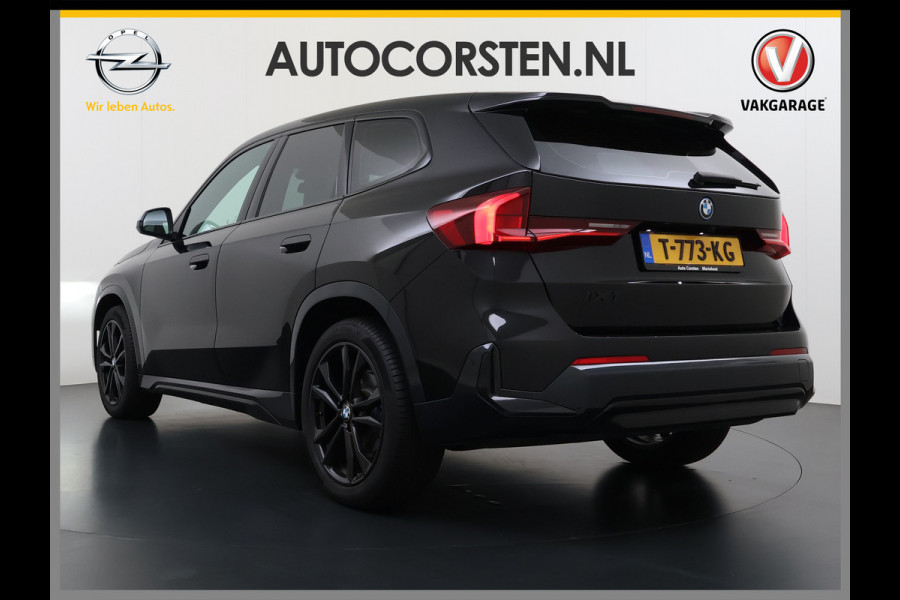 BMW iX1 xDrive30 313PK 4WD M-Pack Leer Harman/Kardon®-Audio Launch Edition SOH 100% Android Auto Apple Carplay Camera Adaptief onderstel AWD Live Cockpit Plus Privacy Glas Led Elek.Achterklep Lmv 19" Isofix DAB Origineel Nederlandse Auto