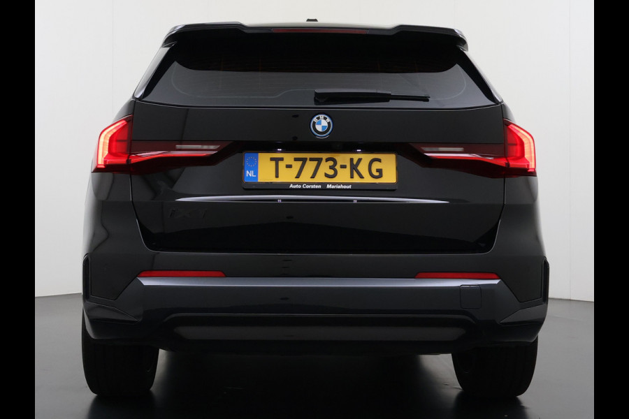 BMW iX1 xDrive30 313PK 4WD M-Pack Leer Harman/Kardon®-Audio Launch Edition SOH 100% Android Auto Apple Carplay Camera Adaptief onderstel AWD Live Cockpit Plus Privacy Glas Led Elek.Achterklep Lmv 19" Isofix DAB Origineel Nederlandse Auto