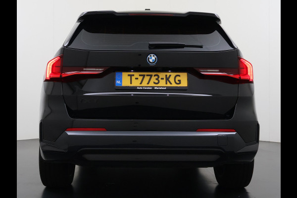 BMW iX1 xDrive30 313PK 4WD M-Pack Leer Harman/Kardon®-Audio Launch Edition SOH 100% Android Auto Apple Carplay Camera Adaptief onderstel AWD Live Cockpit Plus Privacy Glas Led Elek.Achterklep Lmv 19" Isofix DAB Origineel Nederlandse Auto