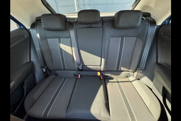 Volkswagen T-Roc 1.0 TSI Style * Navigatiesysteem * Stoelverwarming * Adaptieve Cruise Control * Parkeercamera *