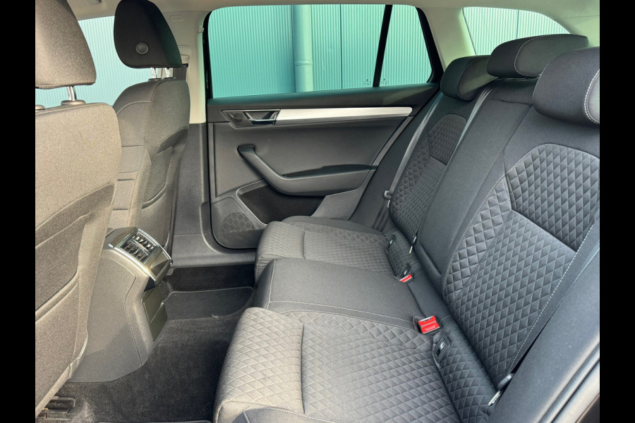 Škoda Superb Combi 1.4 TSI iV AUTOMAAT * Navigatiesysteem * ParkeerCamera * Elek. achterklep *