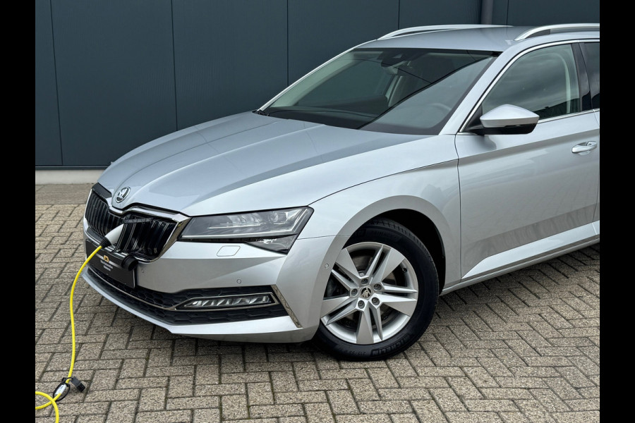 Škoda Superb Combi 1.4 TSI iV Style * AUTOMAAT * Trekhaak * Navigatiesysteem * Elektr. Kofferklep *