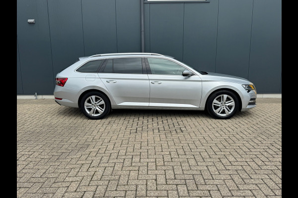 Škoda Superb Combi 1.4 TSI iV Style * AUTOMAAT * Trekhaak * Navigatiesysteem * Elektr. Kofferklep *