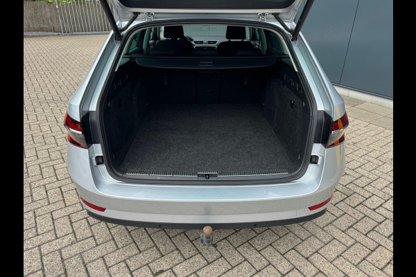 Škoda Superb Combi 1.4 TSI iV Style * AUTOMAAT * Trekhaak * Navigatiesysteem * Elektr. Kofferklep *