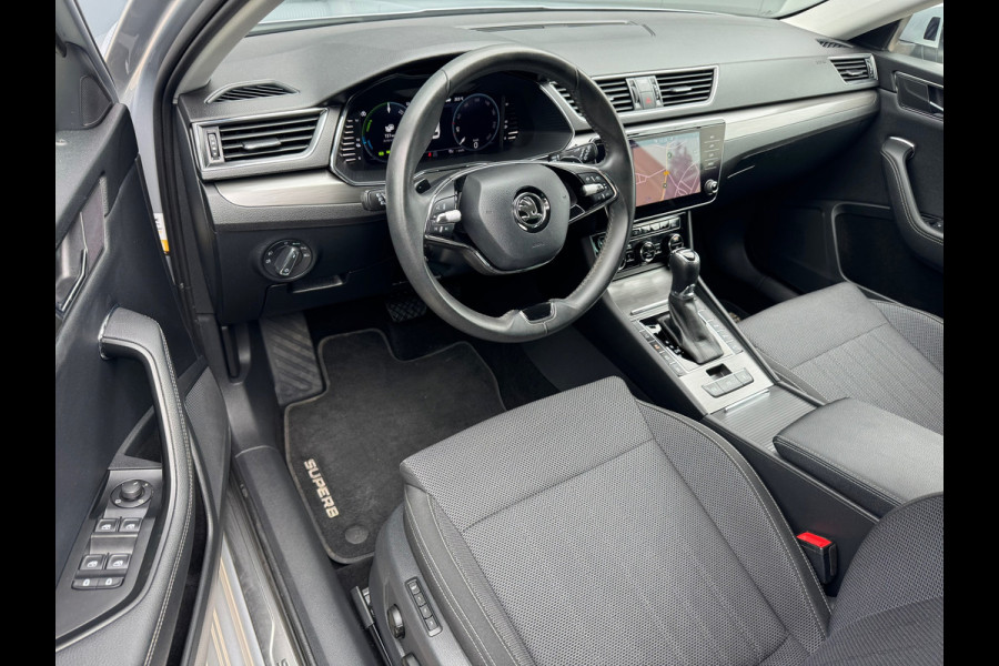 Škoda Superb Combi 1.4 TSI iV Style * AUTOMAAT * Trekhaak * Navigatiesysteem * Elektr. Kofferklep *