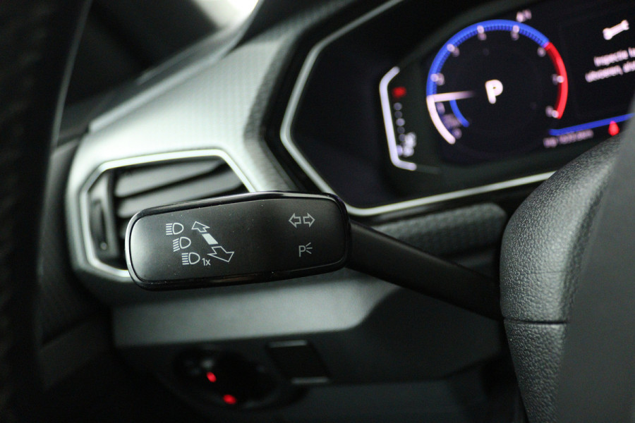 Volkswagen T-Cross 1.0 TSI Style (CAMERA, STOELVERWARMING, CRUISE ADAPTIEF, PARKEERSENSOREN)