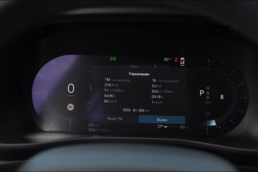 Volvo XC40 B3 177PK Automaat Plus Dark / Panoramadak / Elektrische stoelen / Harman Kardon audio / BLIS / Adaptieve cruise control / Parkeersensoren met camera / Elektrische achterklep / Stoel - en stuurwielverwarming