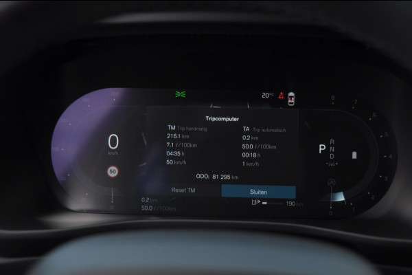 Volvo XC40 B3 177PK Automaat Plus Dark / Panoramadak / Elektrische stoelen / Harman Kardon audio / BLIS / Adaptieve cruise control / Parkeersensoren met camera / Elektrische achterklep / Stoel - en stuurwielverwarming