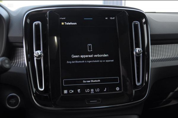 Volvo XC40 B3 177PK Automaat Plus Dark / Panoramadak / Elektrische stoelen / Harman Kardon audio / BLIS / Adaptieve cruise control / Parkeersensoren met camera / Elektrische achterklep / Stoel - en stuurwielverwarming