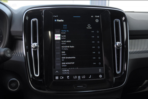 Volvo XC40 B3 177PK Automaat Plus Dark / Panoramadak / Elektrische stoelen / Harman Kardon audio / BLIS / Adaptieve cruise control / Parkeersensoren met camera / Elektrische achterklep / Stoel - en stuurwielverwarming