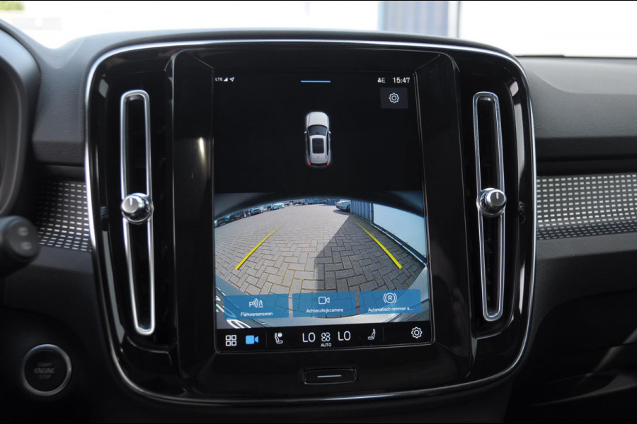 Volvo XC40 B3 177PK Automaat Plus Dark / Panoramadak / Elektrische stoelen / Harman Kardon audio / BLIS / Adaptieve cruise control / Parkeersensoren met camera / Elektrische achterklep / Stoel - en stuurwielverwarming