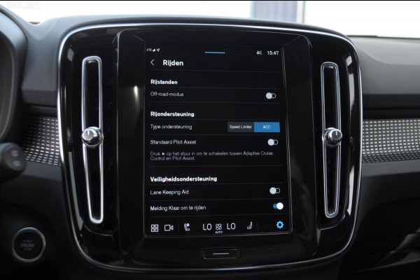Volvo XC40 B3 177PK Automaat Plus Dark / Panoramadak / Elektrische stoelen / Harman Kardon audio / BLIS / Adaptieve cruise control / Parkeersensoren met camera / Elektrische achterklep / Stoel - en stuurwielverwarming
