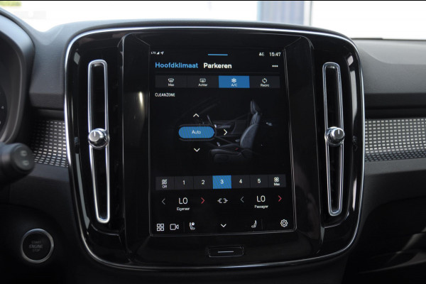 Volvo XC40 B3 177PK Automaat Plus Dark / Panoramadak / Elektrische stoelen / Harman Kardon audio / BLIS / Adaptieve cruise control / Parkeersensoren met camera / Elektrische achterklep / Stoel - en stuurwielverwarming
