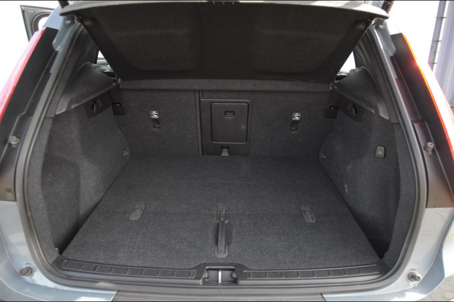 Volvo XC40 B3 177PK Automaat Plus Dark / Panoramadak / Elektrische stoelen / Harman Kardon audio / BLIS / Adaptieve cruise control / Parkeersensoren met camera / Elektrische achterklep / Stoel - en stuurwielverwarming