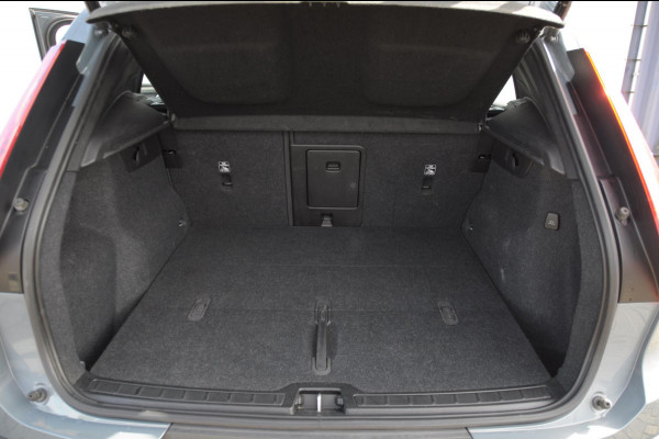 Volvo XC40 B3 177PK Automaat Plus Dark / Panoramadak / Elektrische stoelen / Harman Kardon audio / BLIS / Adaptieve cruise control / Parkeersensoren met camera / Elektrische achterklep / Stoel - en stuurwielverwarming