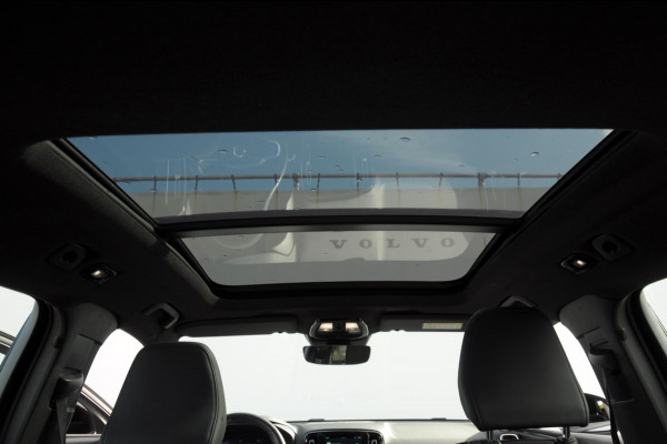 Volvo XC40 B3 177PK Automaat Plus Dark / Panoramadak / Elektrische stoelen / Harman Kardon audio / BLIS / Adaptieve cruise control / Parkeersensoren met camera / Elektrische achterklep / Stoel - en stuurwielverwarming