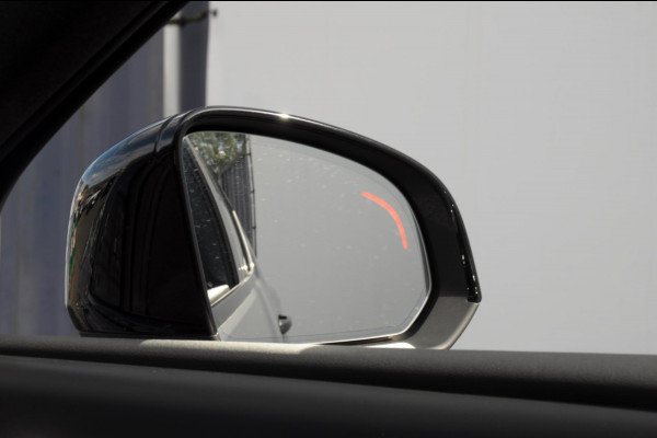 Volvo XC40 B3 177PK Automaat Plus Dark / Panoramadak / Elektrische stoelen / Harman Kardon audio / BLIS / Adaptieve cruise control / Parkeersensoren met camera / Elektrische achterklep / Stoel - en stuurwielverwarming