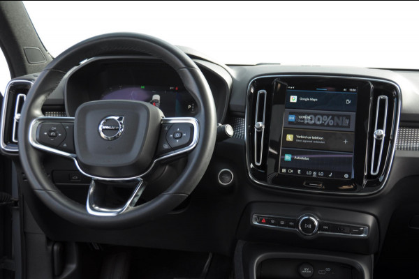 Volvo XC40 B3 177PK Automaat Plus Dark / Panoramadak / Elektrische stoelen / Harman Kardon audio / BLIS / Adaptieve cruise control / Parkeersensoren met camera / Elektrische achterklep / Stoel - en stuurwielverwarming