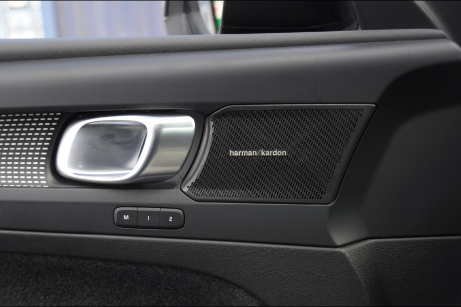 Volvo XC40 B3 177PK Automaat Plus Dark / Panoramadak / Elektrische stoelen / Harman Kardon audio / BLIS / Adaptieve cruise control / Parkeersensoren met camera / Elektrische achterklep / Stoel - en stuurwielverwarming