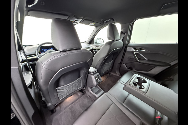 BMW iX1 xDrive30 313PK 4WD M-Pack Leer Harman/Kardon®-Audio Launch Edition SOH 100% Android Auto Apple Carplay Camera Adaptief onderstel AWD Live Cockpit Plus Privacy Glas Led Elek.Achterklep Lmv 19" Isofix DAB Origineel Nederlandse Auto