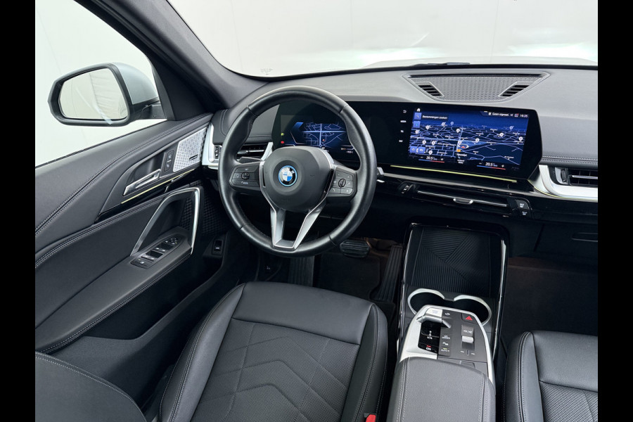 BMW iX1 xDrive30 313PK 4WD M-Pack Leer Harman/Kardon®-Audio Launch Edition SOH 100% Android Auto Apple Carplay Camera Adaptief onderstel AWD Live Cockpit Plus Privacy Glas Led Elek.Achterklep Lmv 19" Isofix DAB Origineel Nederlandse Auto