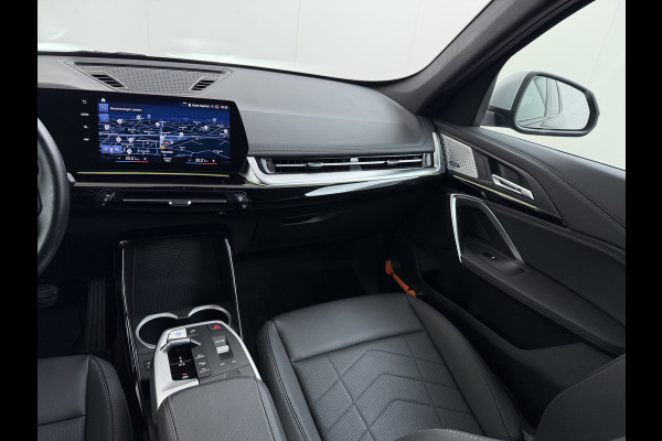 BMW iX1 xDrive30 313PK 4WD M-Pack Leer Harman/Kardon®-Audio Launch Edition SOH 100% Android Auto Apple Carplay Camera Adaptief onderstel AWD Live Cockpit Plus Privacy Glas Led Elek.Achterklep Lmv 19" Isofix DAB Origineel Nederlandse Auto