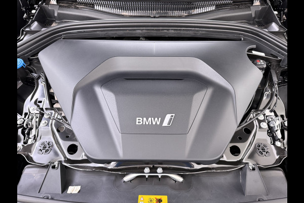 BMW iX1 xDrive30 313PK 4WD M-Pack Leer Harman/Kardon®-Audio Launch Edition SOH 100% Android Auto Apple Carplay Camera Adaptief onderstel AWD Live Cockpit Plus Privacy Glas Led Elek.Achterklep Lmv 19" Isofix DAB Origineel Nederlandse Auto
