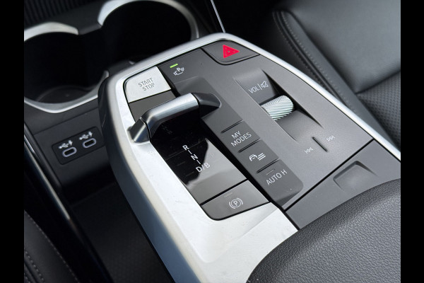 BMW iX1 xDrive30 313PK 4WD M-Pack Leer Harman/Kardon®-Audio Launch Edition SOH 100% Android Auto Apple Carplay Camera Adaptief onderstel AWD Live Cockpit Plus Privacy Glas Led Elek.Achterklep Lmv 19" Isofix DAB Origineel Nederlandse Auto